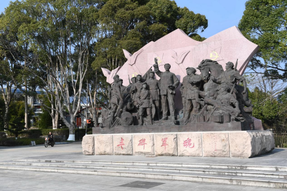 古田會議紀念館前的“豐碑軍魂”雕塑群（ 2021年1月25日攝）。新華社記者林善傳攝